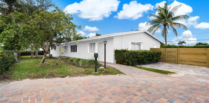 House in Miami, Florida 3 bedrooms, 223.15 sq.m. № 1364931