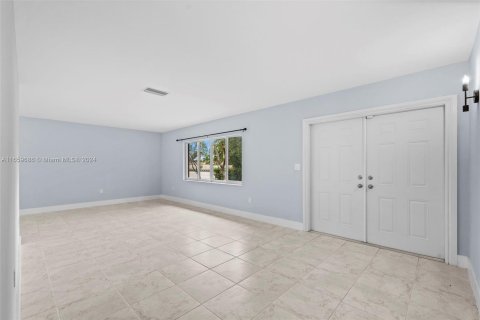 Villa ou maison à louer à Miami, Floride: 3 chambres, 223.15 m2 № 1364931 - photo 3