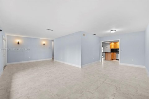 Villa ou maison à louer à Miami, Floride: 3 chambres, 223.15 m2 № 1364931 - photo 4