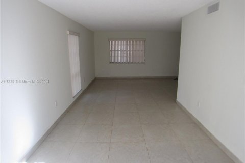Condo in Sweetwater, Florida, 3 bedrooms  № 1101811 - photo 9