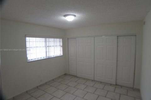 Condo in Sweetwater, Florida, 3 bedrooms  № 1101811 - photo 13