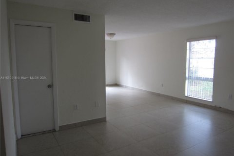 Condo in Sweetwater, Florida, 3 bedrooms  № 1101811 - photo 5