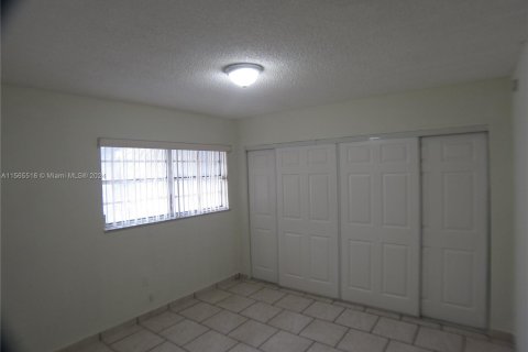 Condo in Sweetwater, Florida, 3 bedrooms  № 1101811 - photo 11