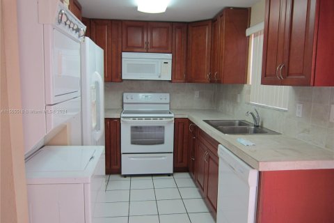 Condo in Sweetwater, Florida, 3 bedrooms  № 1101811 - photo 2