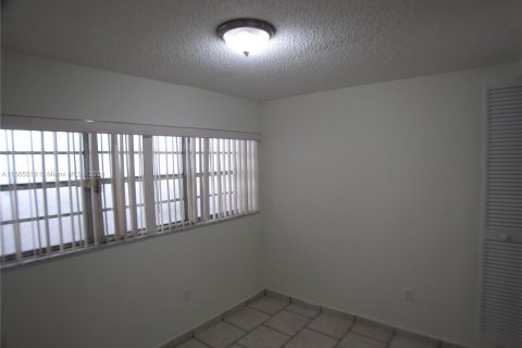 Condo in Sweetwater, Florida, 3 bedrooms  № 1101811 - photo 25