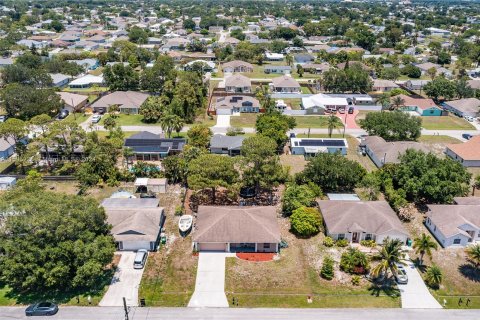 House in Port St. Lucie, Florida 3 bedrooms, 140.28 sq.m. № 1188055 - photo 20