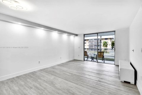 Condominio en venta en North Miami Beach, Florida, 1 dormitorio № 1368668 - foto 3