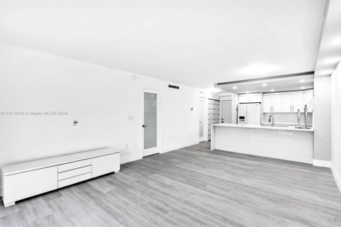 Condominio en venta en North Miami Beach, Florida, 1 dormitorio № 1368668 - foto 9