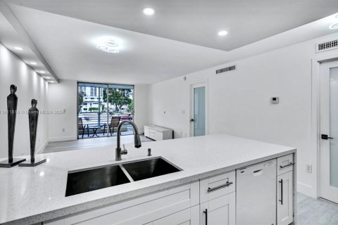 Condominio en venta en North Miami Beach, Florida, 1 dormitorio № 1368668 - foto 10