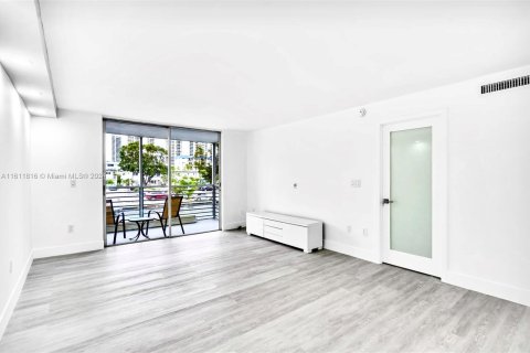 Condominio en venta en North Miami Beach, Florida, 1 dormitorio № 1368668 - foto 4