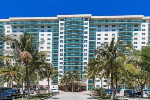 Condo in Sunny Isles Beach, Florida, 1 bedroom  № 1367523 - photo 2