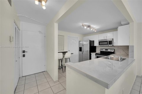 Condo in North Miami Beach, Florida, 2 bedrooms  № 1367565 - photo 4