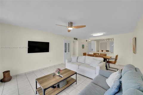 Condo in North Miami Beach, Florida, 2 bedrooms  № 1367565 - photo 3