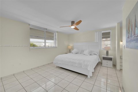 Copropriété à louer à North Miami Beach, Floride: 2 chambres, 103.12 m2 № 1367565 - photo 13