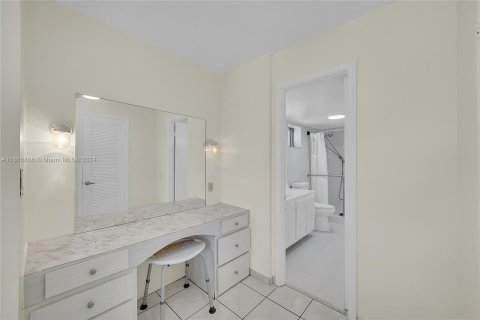 Condo in North Miami Beach, Florida, 2 bedrooms  № 1367565 - photo 17