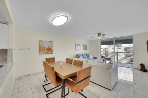 Condo in North Miami Beach, Florida, 2 bedrooms  № 1367565 - photo 8