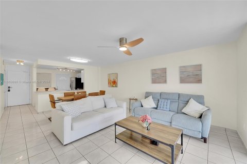 Condo in North Miami Beach, Florida, 2 bedrooms  № 1367565 - photo 2