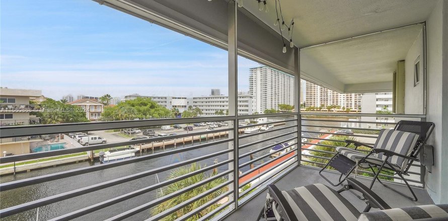 Condo in North Miami Beach, Florida, 2 bedrooms  № 1367565