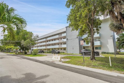 Condo in North Miami Beach, Florida, 2 bedrooms  № 1367565 - photo 29