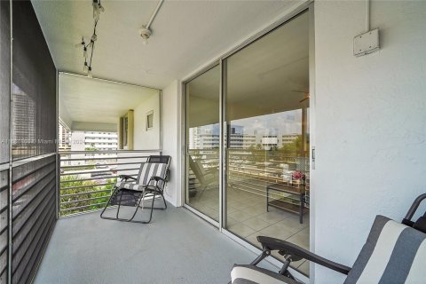 Condo in North Miami Beach, Florida, 2 bedrooms  № 1367565 - photo 23