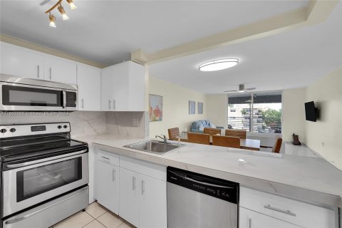 Copropriété à louer à North Miami Beach, Floride: 2 chambres, 103.12 m2 № 1367565 - photo 6