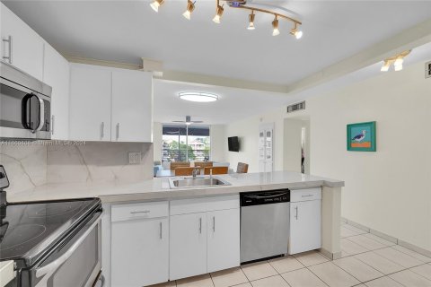 Condo in North Miami Beach, Florida, 2 bedrooms  № 1367565 - photo 7