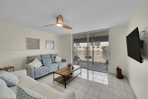 Condo in North Miami Beach, Florida, 2 bedrooms  № 1367565 - photo 11