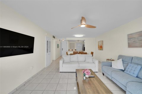 Condominio en alquiler en North Miami Beach, Florida, 2 dormitorios, 103.12 m2 № 1367565 - foto 12