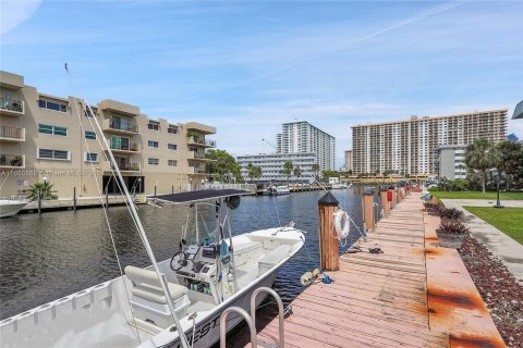 Condo in North Miami Beach, Florida, 2 bedrooms  № 1367565 - photo 25