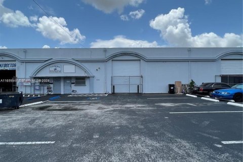 Commercial property in Hallandale Beach, Florida № 1240433 - photo 2