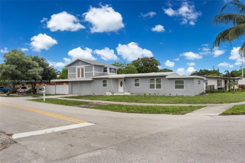 Villa ou maison à vendre à Fort Lauderdale, Floride: 4 chambres, 156.63 m2 № 1240355 - photo 1