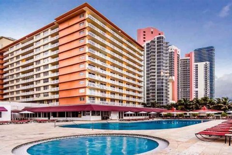 Condominio en venta en Sunny Isles Beach, Florida, 33.44 m2 № 16946 - foto 2