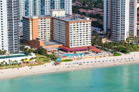 Condominio en venta en Sunny Isles Beach, Florida, 33.44 m2 № 16946 - foto 14