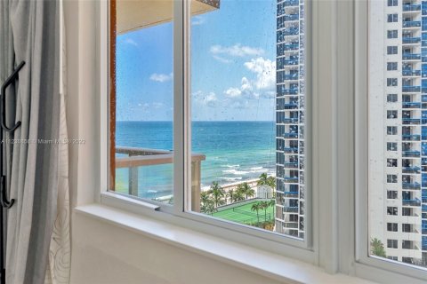 Condominio en venta en Sunny Isles Beach, Florida, 33.44 m2 № 16946 - foto 1