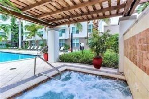 Condo in Fort Lauderdale, Florida, 2 bedrooms  № 1141521 - photo 2