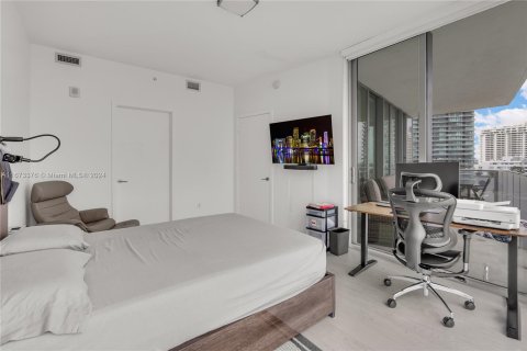 Condo in Miami, Florida, 3 bedrooms  № 1400186 - photo 25