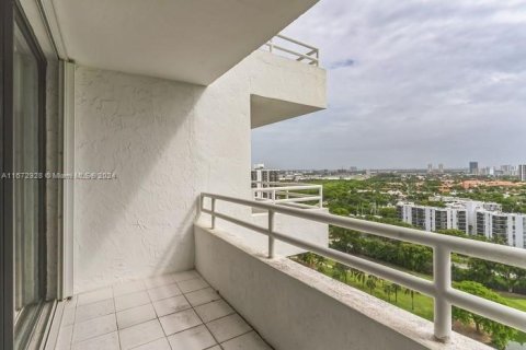 Condo in Aventura, Florida, 2 bedrooms  № 1396224 - photo 18