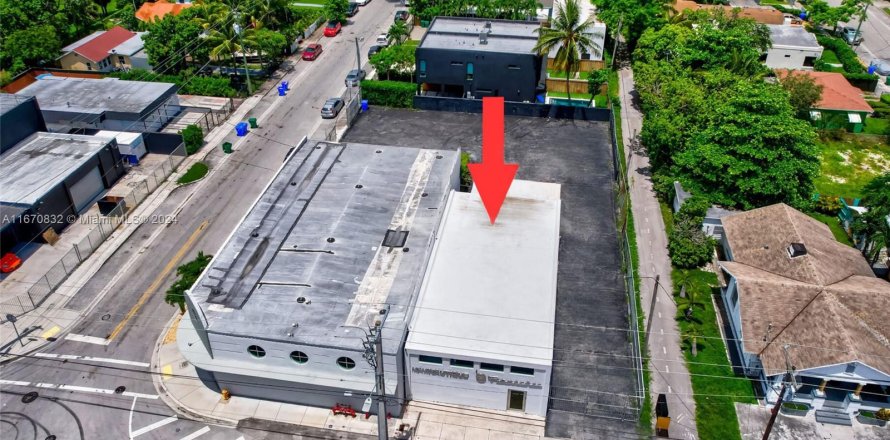 Commercial property in Miami, Florida № 1396133