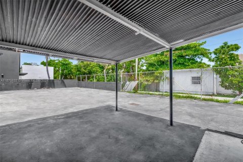 Propiedad comercial en venta en Miami, Florida № 1396133 - foto 16