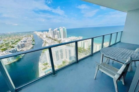 Copropriété à vendre à Hollywood, Floride: 2 chambres, 106.37 m2 № 863634 - photo 1