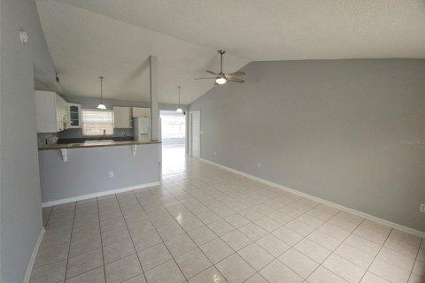 House in New Port Richey, Florida 3 bedrooms, 119.19 sq.m. № 1363460 - photo 3