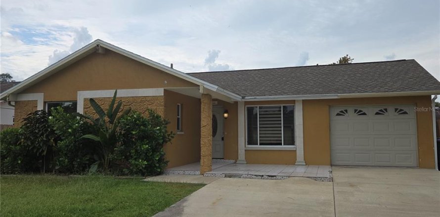 House in New Port Richey, Florida 3 bedrooms, 119.19 sq.m. № 1363460