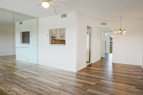 Condo in Sunrise, Florida, 1 bedroom  № 1374258 - photo 4