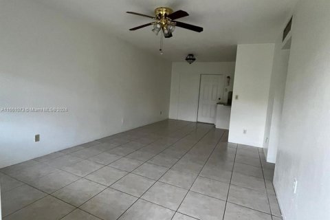 Copropriété à louer à Hollywood, Floride: 2 chambres, 74.32 m2 № 1367395 - photo 13