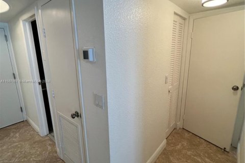 Copropriété à vendre à Hollywood, Floride: 1 chambre, 92.9 m2 № 1175608 - photo 16