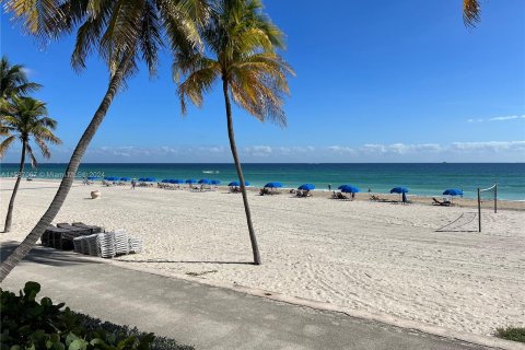 Condominio en venta en Hollywood, Florida, 1 dormitorio, 92.9 m2 № 1175608 - foto 1