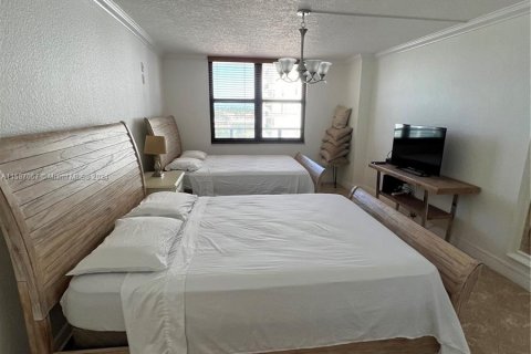 Condo in Hollywood, Florida, 1 bedroom  № 1175608 - photo 22