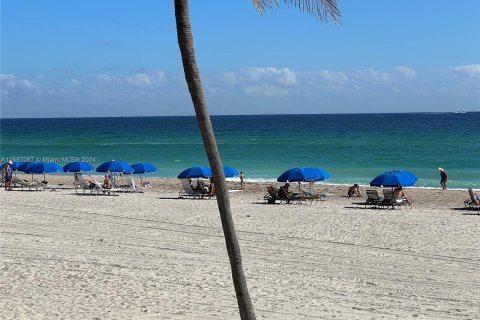 Condo in Hollywood, Florida, 1 bedroom  № 1175608 - photo 27