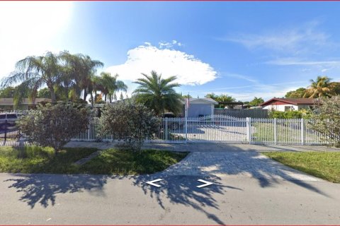 House in Miami, Florida 4 bedrooms, 154.59 sq.m. № 1316646 - photo 1