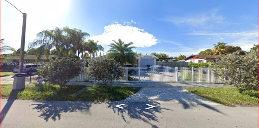 House in Miami, Florida 4 bedrooms, 154.59 sq.m. № 1316646